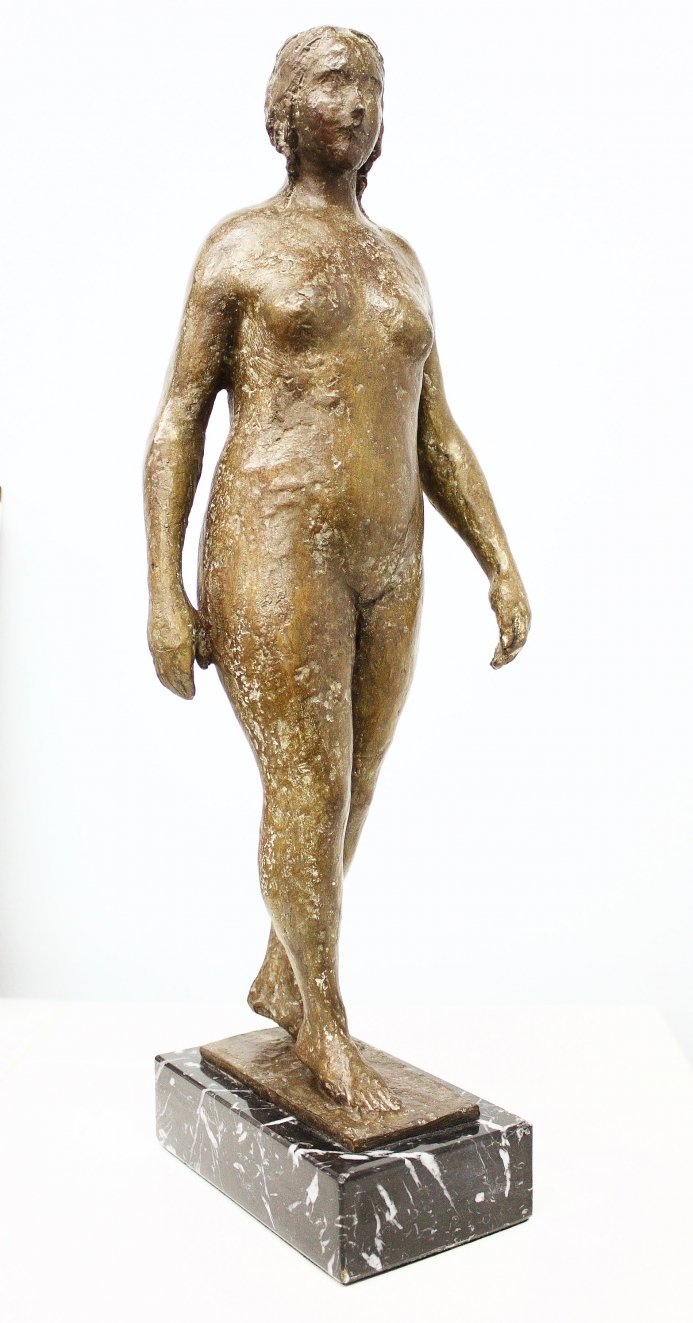 Antonio Campillo (Murcia 1925 – 2009). Mujer caminando. Bronce numerado 7/8 Medidas de 44 x 12 x 15