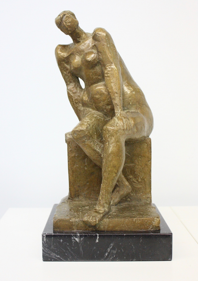 Antonio Campillo (Murcia 1925 – 2009). Mujer Sentada. Bronce numerado 8/8 Medidas de 34 x 16 x 15.